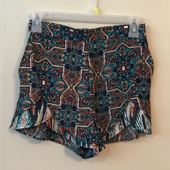 🌸Patterned Ruffled Dress Shorts🌸 - Picture 2 of 3